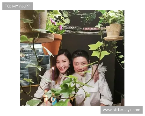 揭秘足球星的老公身份与甜蜜婚姻生活背后的故事 揭秘足球星的老公身份与甜蜜婚姻生活背后的故事